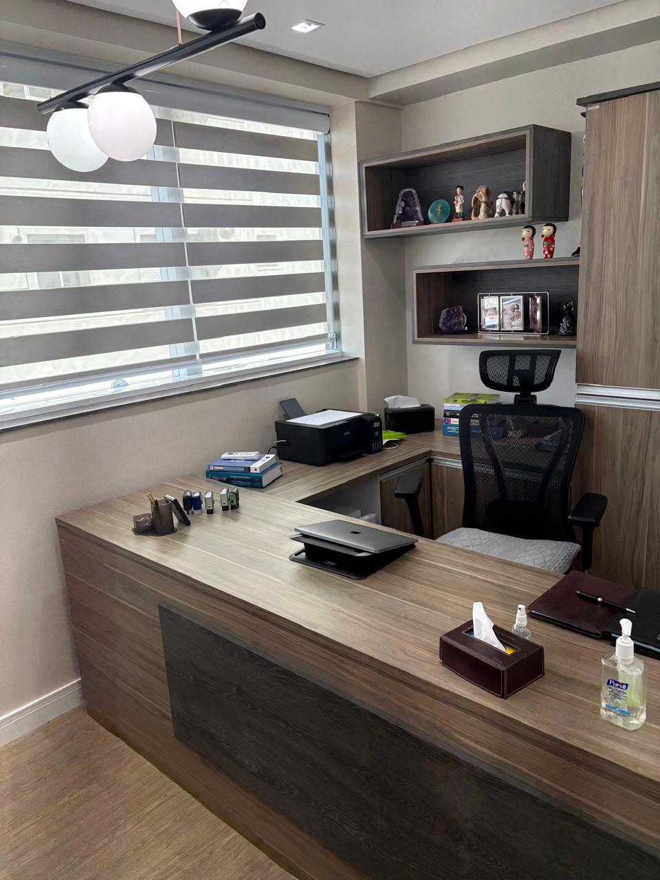 Ambiente interno da clínica, com iluminação natural e mobiliário sóbrio.